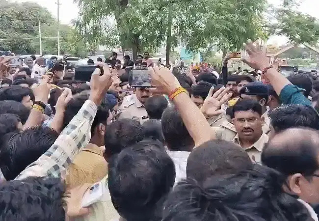 मध्य प्रदेश में श्रद्धालुओं की कार नाले में बहने से आठ की मौत