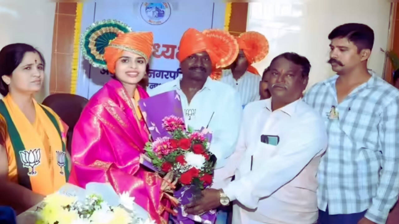 महाराष्ट्र की राजनीति में नया मोड़: बीजेपी ने कांग्रेस और एनसीपी के साथ मिलाया हाथ