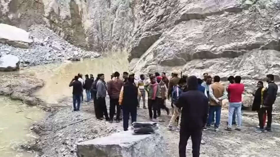 सोनभद्र में खनन हादसा: दो मजदूरों की मौत, कई दबे होने की आशंका