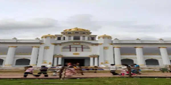 राजनीति से अछूती रही है देशप्रिय पार्क की दुर्गा पूजा, सामाजिक भागीदारी के जरिए दशकों से होता आ रहा भव्य आयोजन