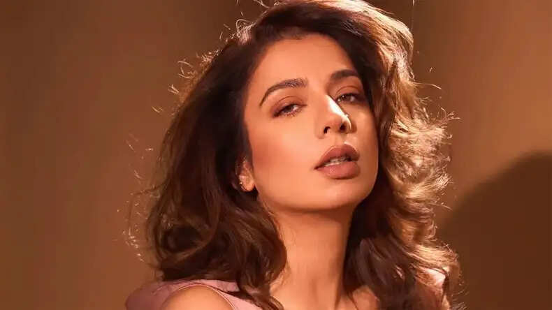 जैस्मिन सैंडलस ने लाइव शो में की सगाई की घोषणा