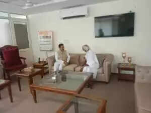 हरियाणा विधानसभा स्पीकर ने मनीषी संत से आशीर्वाद लिया
