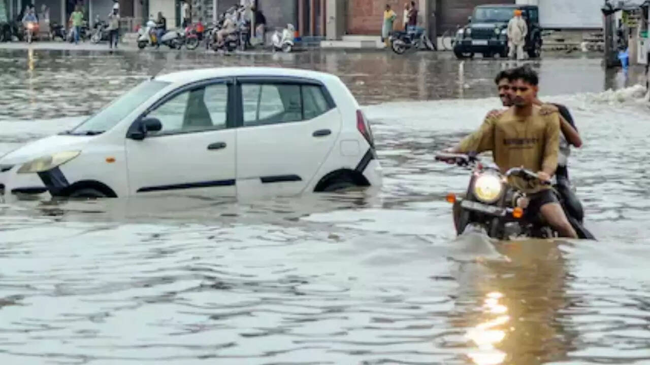 राजस्थान में मानसून की बारिश से जनजीवन प्रभावित, स्कूलों में अवकाश