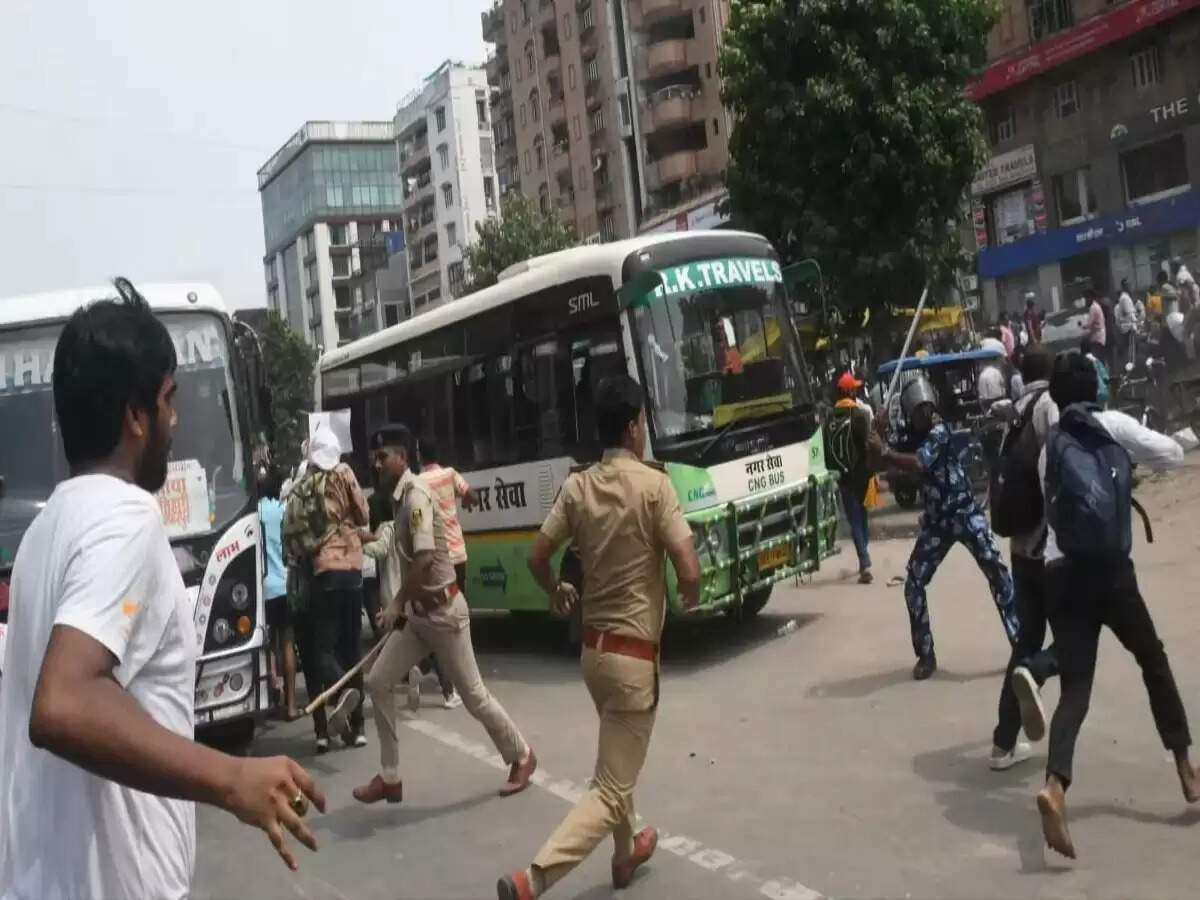 बिहार में STET परीक्षा को लेकर अभ्यर्थियों का प्रदर्शन, पुलिस ने किया लाठीचार्ज