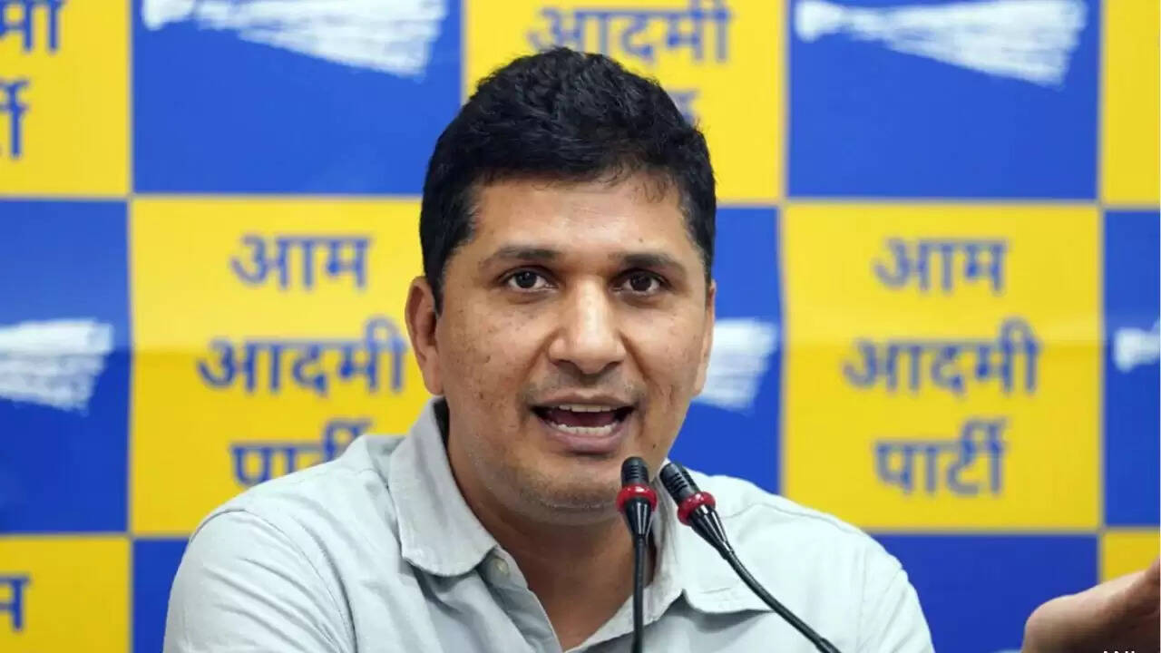 दिल्ली में वोटर लिस्ट में गड़बड़ी पर आम आदमी पार्टी का सवाल