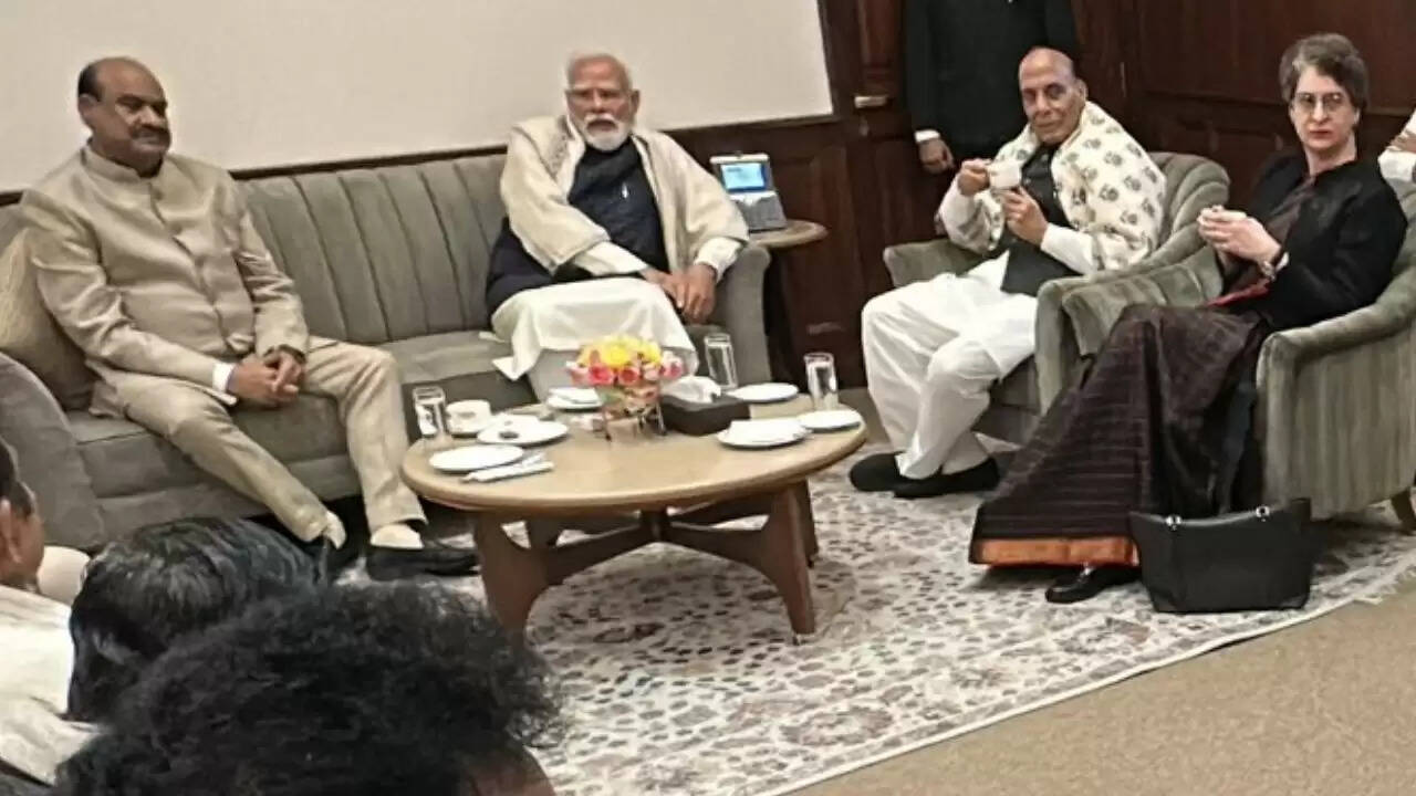 संसद के शीतकालीन सत्र का समापन: पीएम मोदी और प्रियंका गांधी की दोस्ताना बातचीत