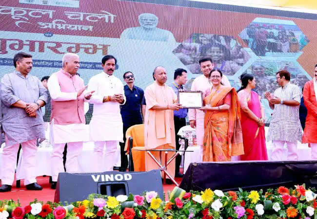 योगी आदित्यनाथ ने वाराणसी में स्कूल चलो अभियान का शुभारंभ किया