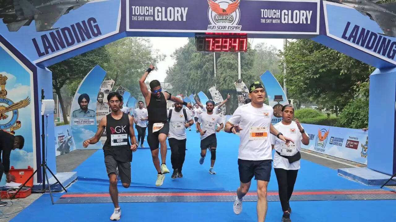 दिल्ली में धुंध के बीच मैराथन का आयोजन, लोगों में नाराजगी