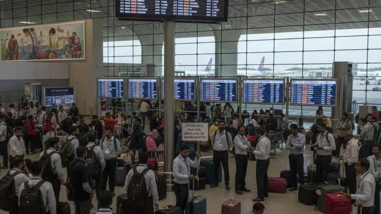 दिल्ली हवाई अड्डे पर तकनीकी समस्या से उड़ानों में भारी देरी