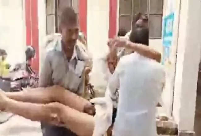 मथुरा में किसान की शिकायत पर पुलिस का बर्बर व्यवहार, वीडियो वायरल