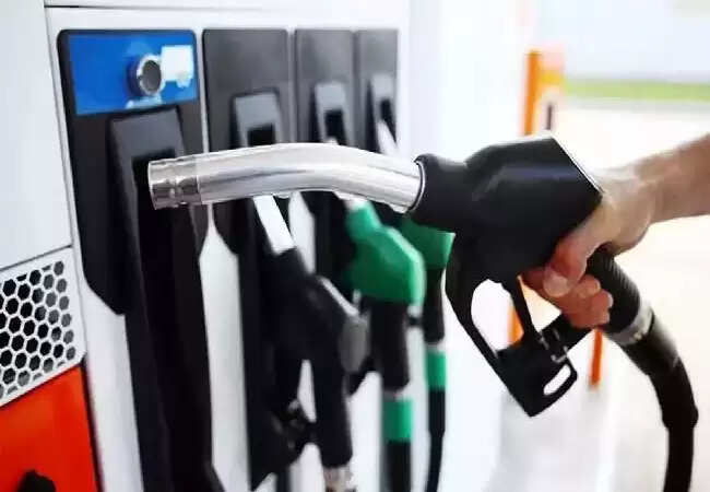 लखनऊ में नो हेलमेट नो फ्यूल अभियान: सड़क सुरक्षा के लिए जागरूकता बढ़ाने की कोशिश