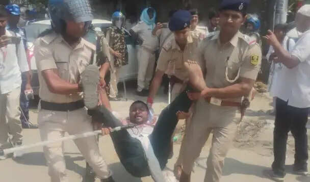 पटना में TRE-4 विज्ञापन के लिए छात्रों का प्रदर्शन, पुलिस ने किया लाठीचार्ज