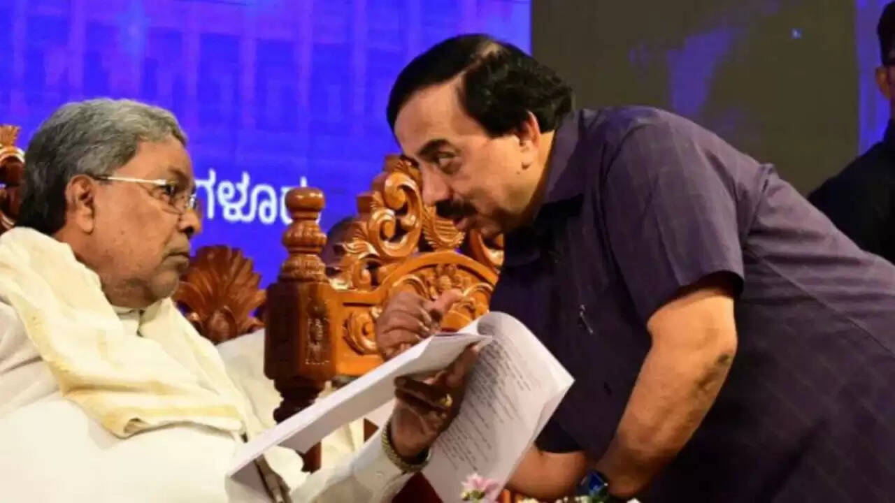 कर्नाटक सरकार ने CM सिद्धारमैया के राजनीतिक सचिव को हटाया