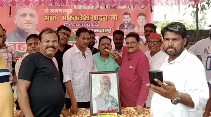 अखिलेश यादव का 52वां जन्मदिन धूमधाम से मनाया गया