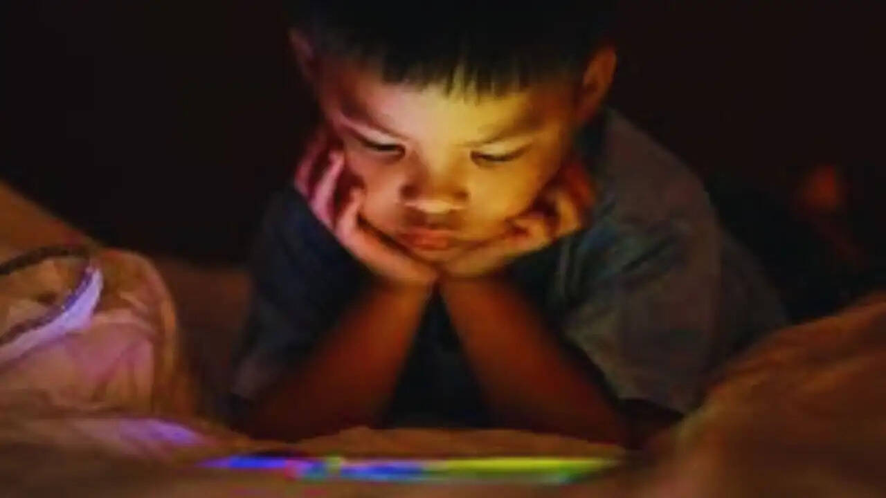 बच्चों के स्क्रीन टाइम का स्वास्थ्य पर असर: जानें कैसे करें नियंत्रण