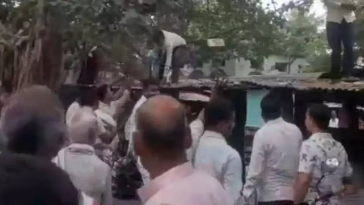 उत्तर प्रदेश में नोटों की बारिश: बंदर ने किया हैरान करने वाला कारनामा