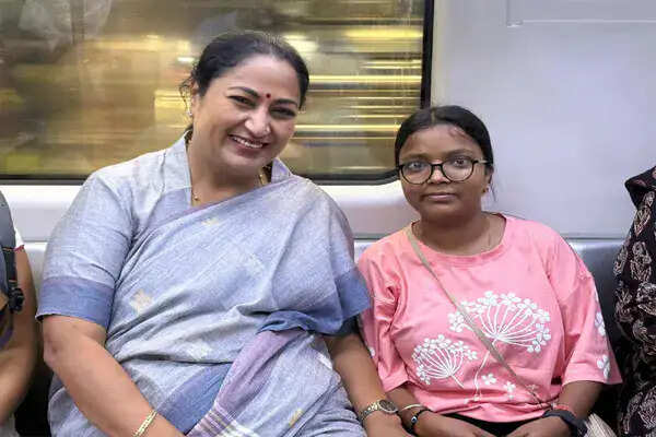 दिल्ली की मुख्यमंत्री रेखा गुप्ता का 'मेट्रो मंडे' अभियान: सार्वजनिक परिवहन को अपनाने की अपील