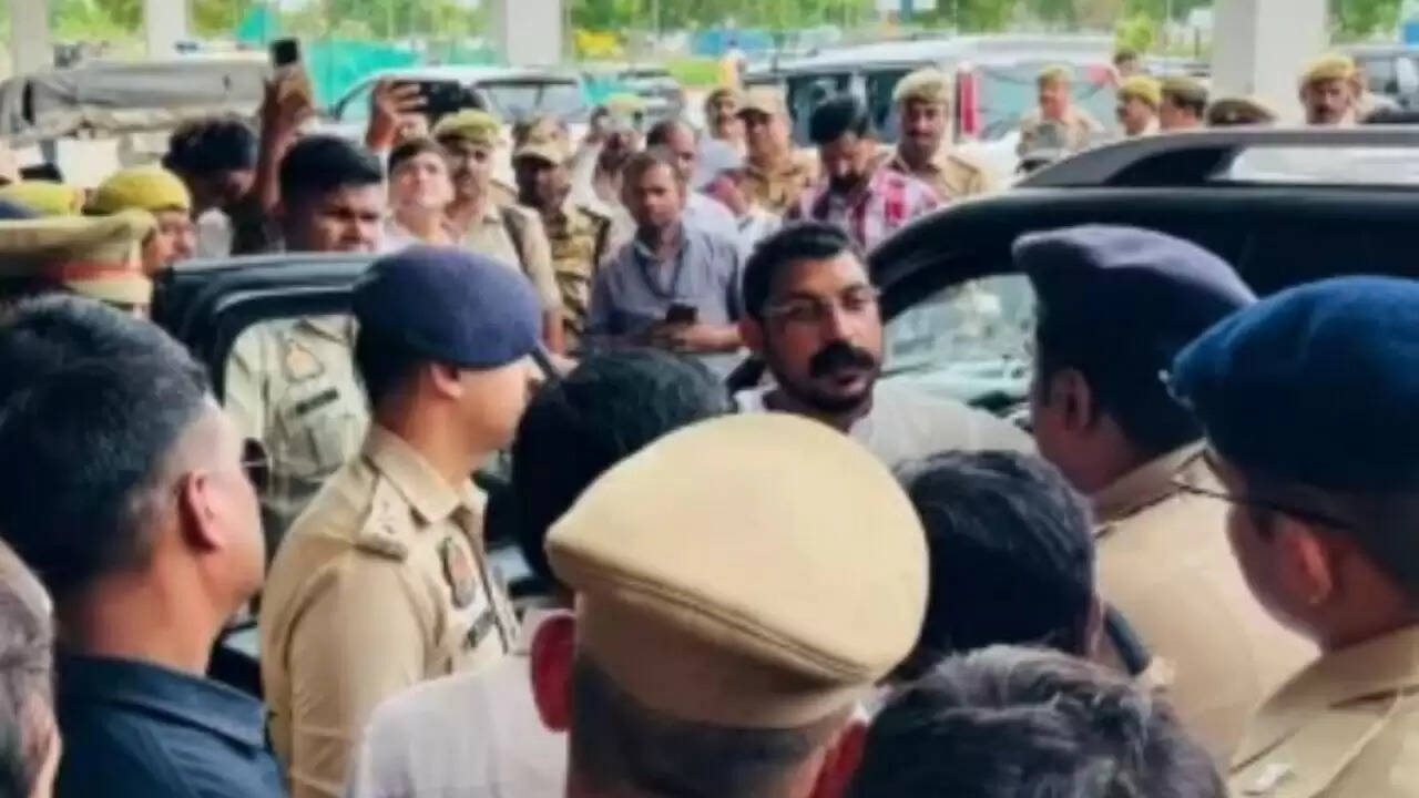 चंद्रशेखर आजाद की नजरबंदी पर समर्थकों का हंगामा