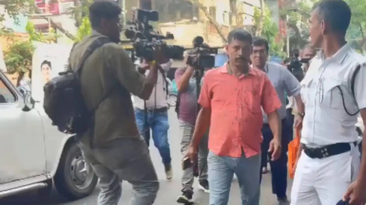 कोलकाता में अभिषेक बनर्जी के बंगले पर पुलिस की कार्रवाई: राजनीतिक बदलाव का संकेत