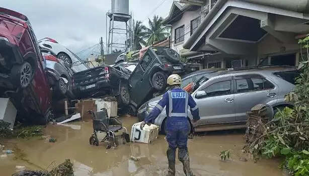 फिलीपींस में तूफान कालमेगी से आई बाढ़ ने मचाई तबाही
