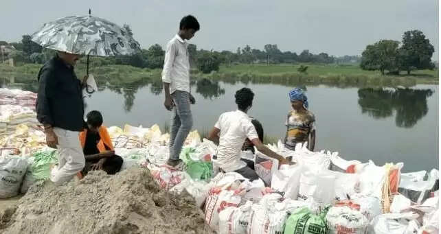 संतकबीरनगर में बाढ़ राहत कार्यों में बाल श्रम का मामला उजागर