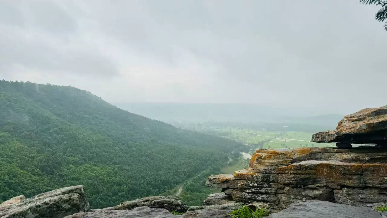बस्तर में पर्यटन को बढ़ावा देने के लिए जिला प्रशासनं द्वारा मानसून ट्रैक की थीम पर कार्यक्रम आयोजित