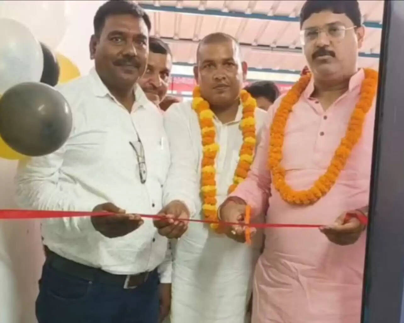 गजरहा चौराहे पर फैमिली हेल्थ केयर सेंटर का उद्घाटन