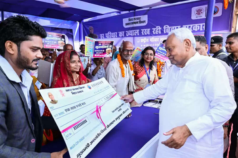 बिहार चुनाव में घोषणाओं की राजनीति: क्या है असली कीमत?