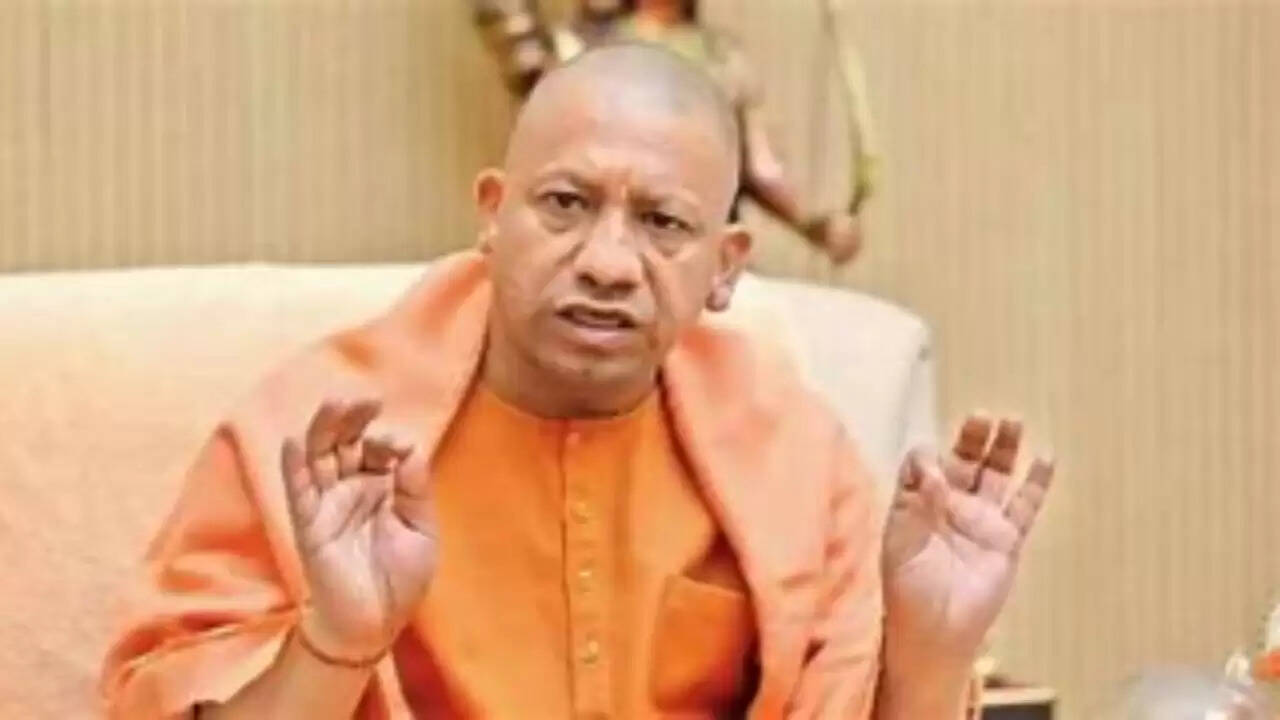 मुख्यमंत्री योगी आदित्यनाथ का आश्वासन, लेकिन फीस माफी का मामला बना चर्चा का विषय