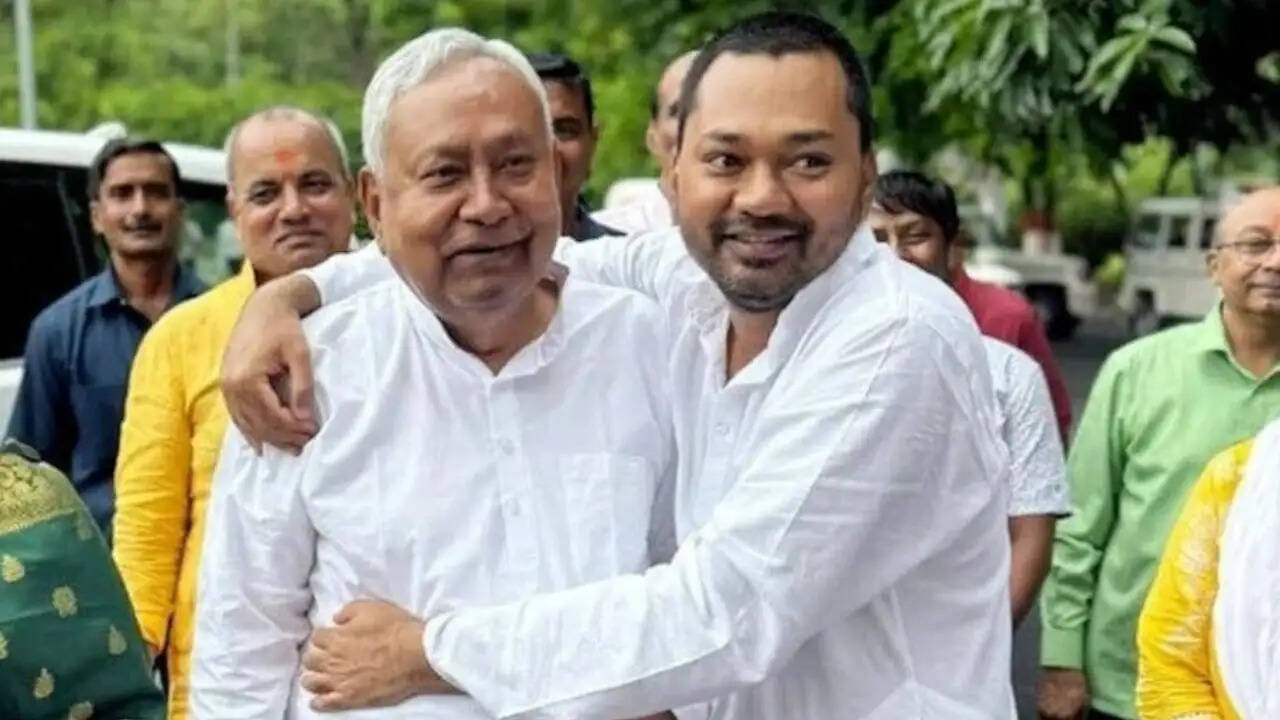 नीतीश कुमार के बेटे निशांत कुमार की राजनीति में एंट्री