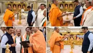 मुख्यमंत्री देवेंद्र फडणवीस ने मुंबई में भगवान नीलकंठ वर्णी की पूजा की