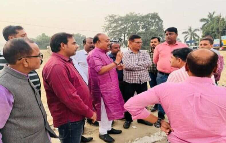 नमामि गंगे योजना के तहत सरिसवा नदी में एसटीपी लगाने को लेकर पहुंची टीम
