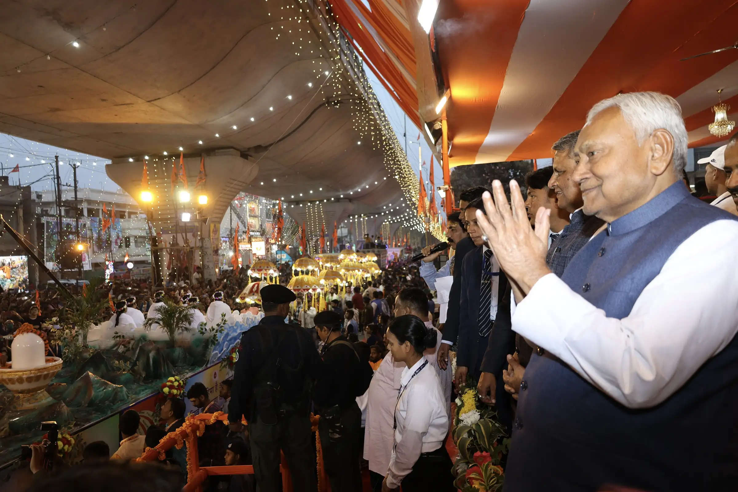 राजाबाजार शिव मंदिर में शिवरात्रि के मौका से मुख्यमंत्री नीतीश कुमार पूजा अर्चन करते एवं झांकी का स्वागत करते