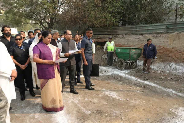 दिल्ली में मुख्यमंत्री रेखा गुप्ता का स्वच्छता और पशु-चिकित्सा सुविधाओं का निरीक्षण