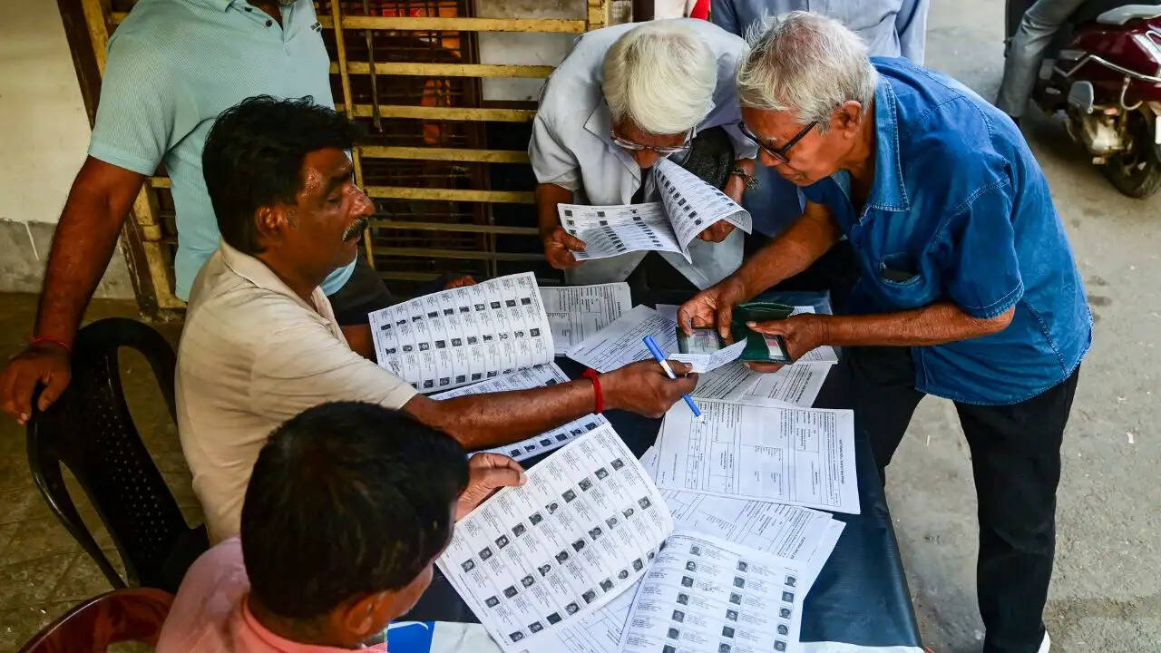 भारत में वोटर लिस्ट के अद्यतन के लिए चुनाव आयोग ने शुरू किया विशेष पुनरीक्षण चरण
