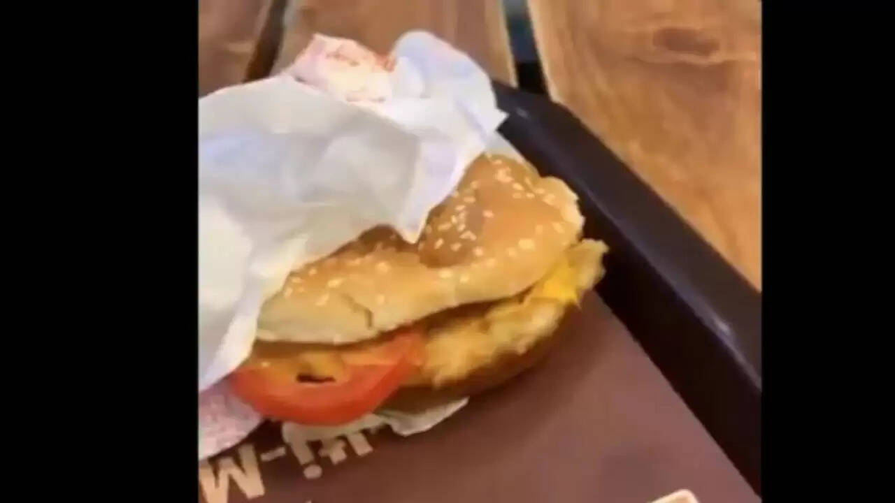 Mumbai Airport में McDonald's के शाकाहारी बर्गर के मामले में वकील ने उठाई धार्मिक आस्था की बात