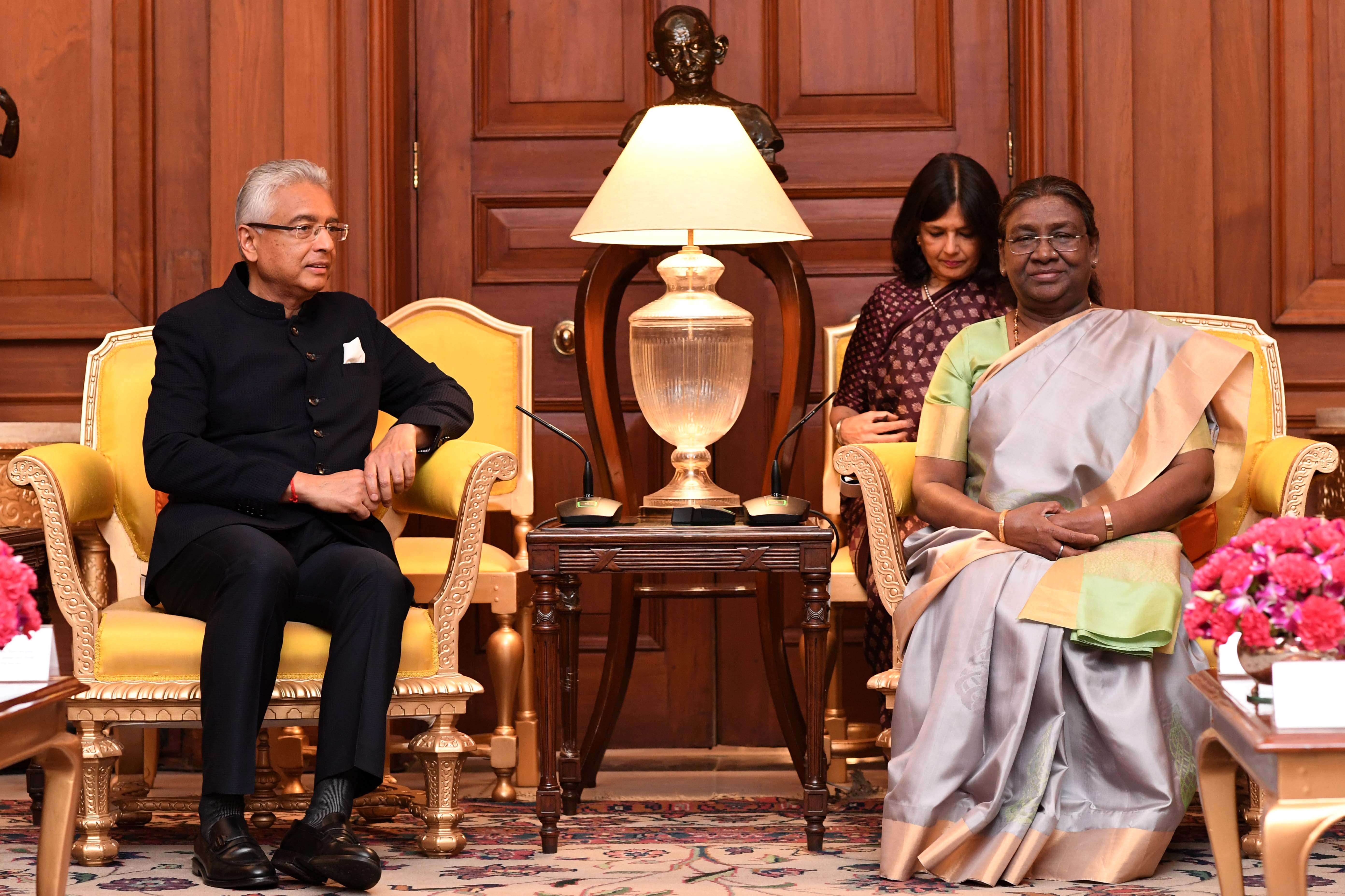 मॉरीशस गणराज्य के प्रधानमंत्री प्रविंद कुमार जगन्नाथ ने आज राष्ट्रपति भवन में भारत की राष्ट्रपति श्रीमती द्रौपदी मुर्मू से मुलाकात की।