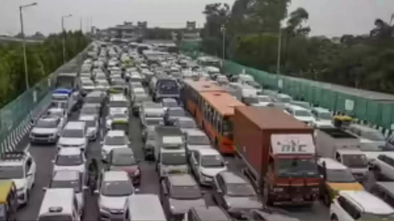 दिल्ली में पुराने वाहनों पर नया प्रतिबंध, 1 नवंबर से लागू