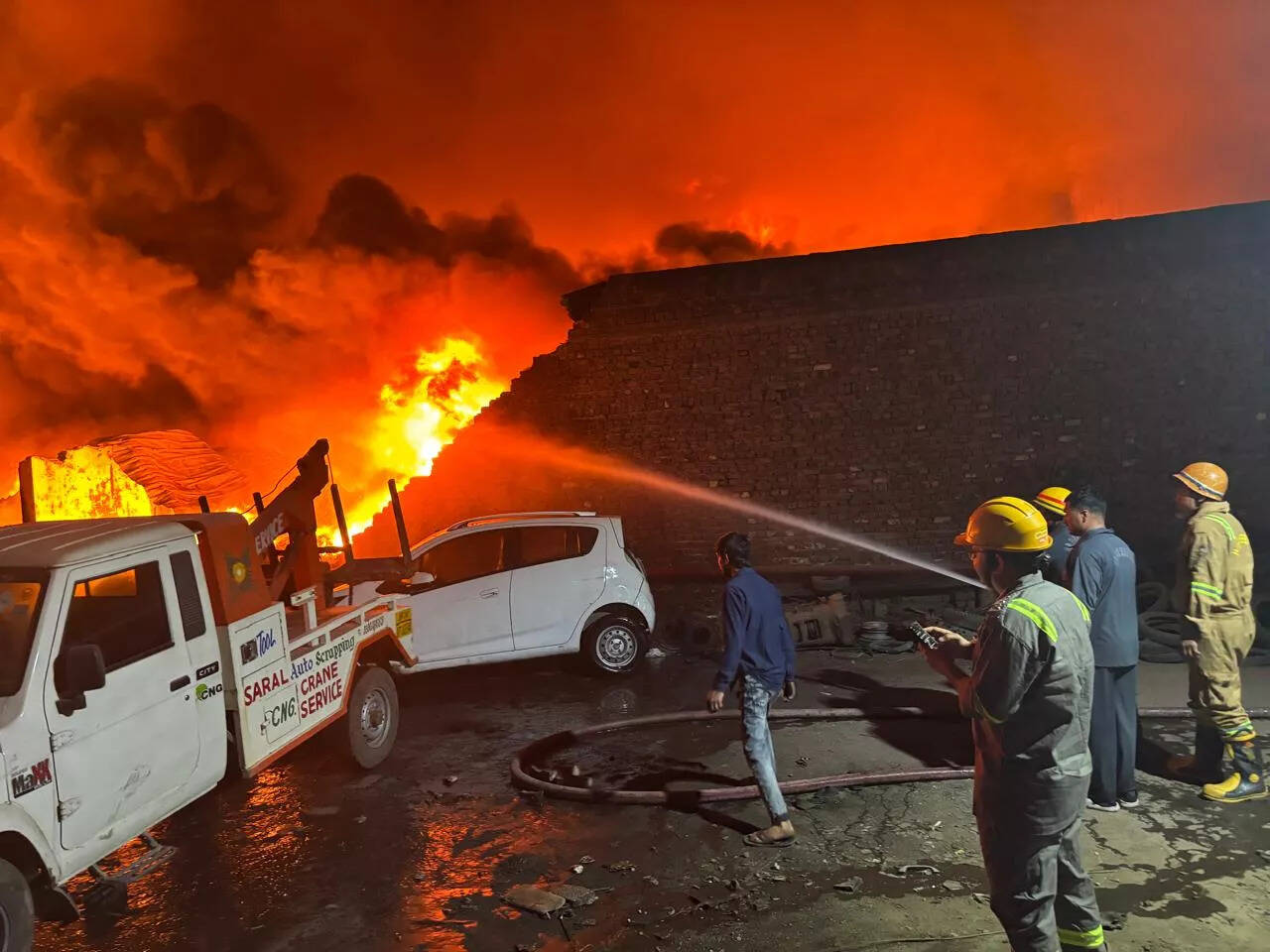 गाजियाबाद में पेंट फैक्ट्री में भीषण आग, दमकल ने छह घंटे में पाया काबू