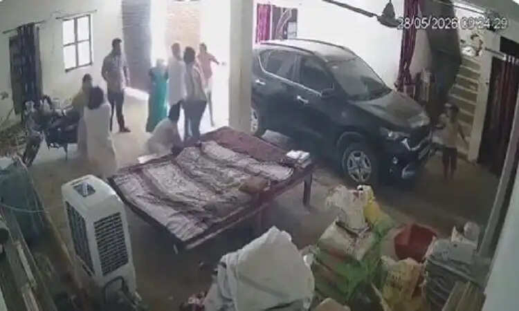 चंदौली में महिला नेता पर जानलेवा हमला, CCTV में कैद हुई घटना
