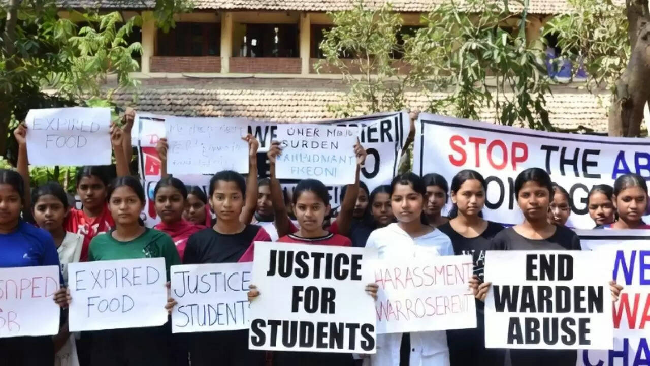 खंडवा में छात्राओं ने प्रशासन के खिलाफ उठाई आवाज़, हॉस्टल की स्थिति पर जताई चिंता