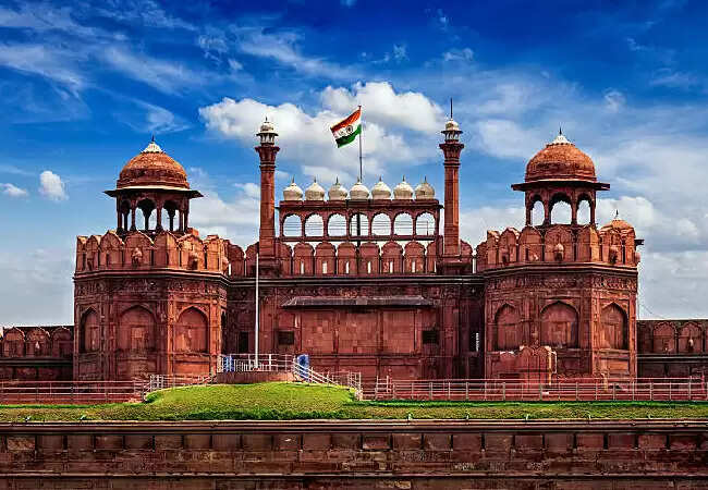 दिल्ली पुलिस ने लाल किले की सुरक्षा में चूक पर 7 पुलिसकर्मियों को किया सस्पेंड