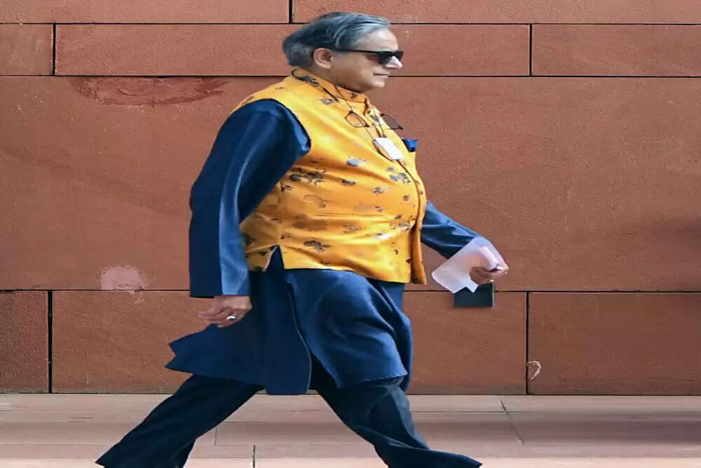शशि थरूर का भाजपा में जाने का इरादा बदलता नजर आ रहा है