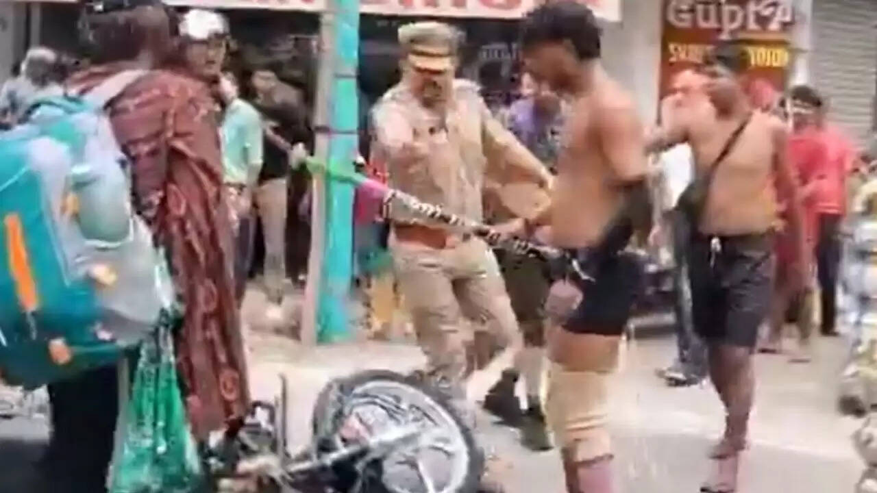 मुजफ्फरनगर में कांवड़ियों का तांडव: बाइक पर बरसाए लाठियां