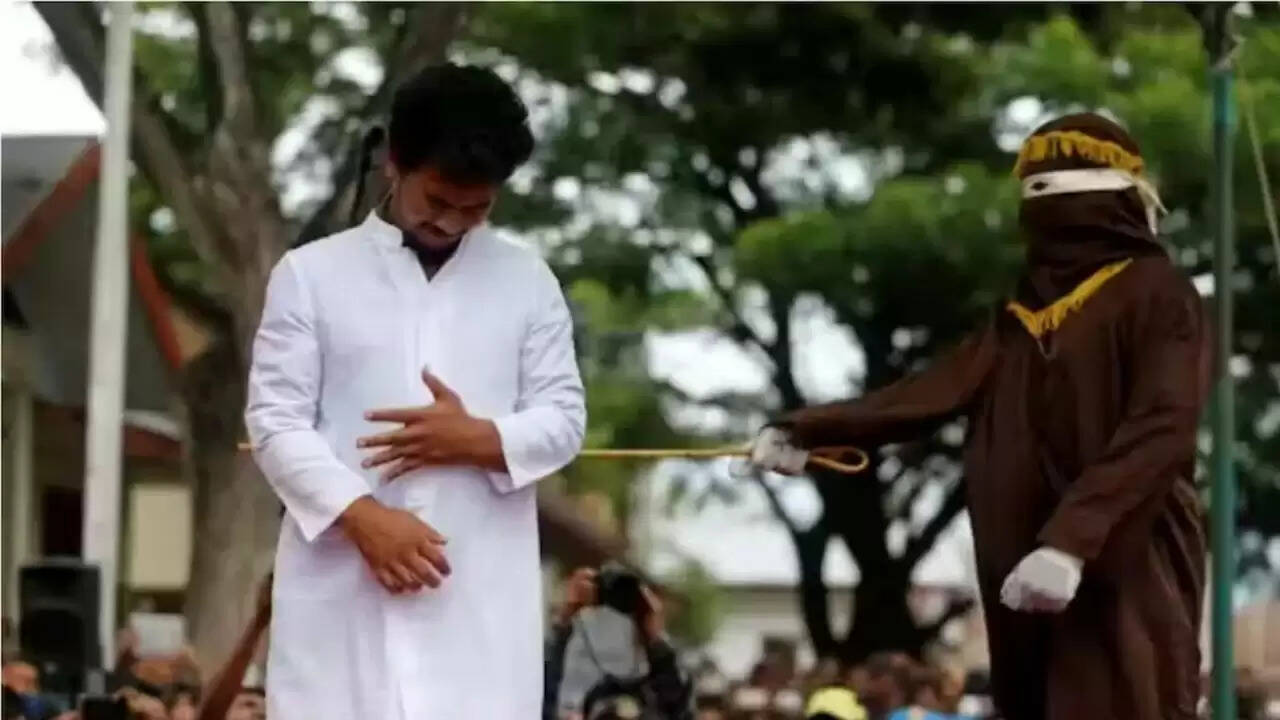 इंडोनेशिया में समलैंगिक संबंधों के लिए युवकों को कोड़े की सजा