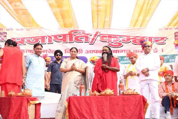 दिल्ली सरकार प्रजापति समाज के उत्थान के लिए प्रतिबद्ध: सीएम रेखा गुप्ता