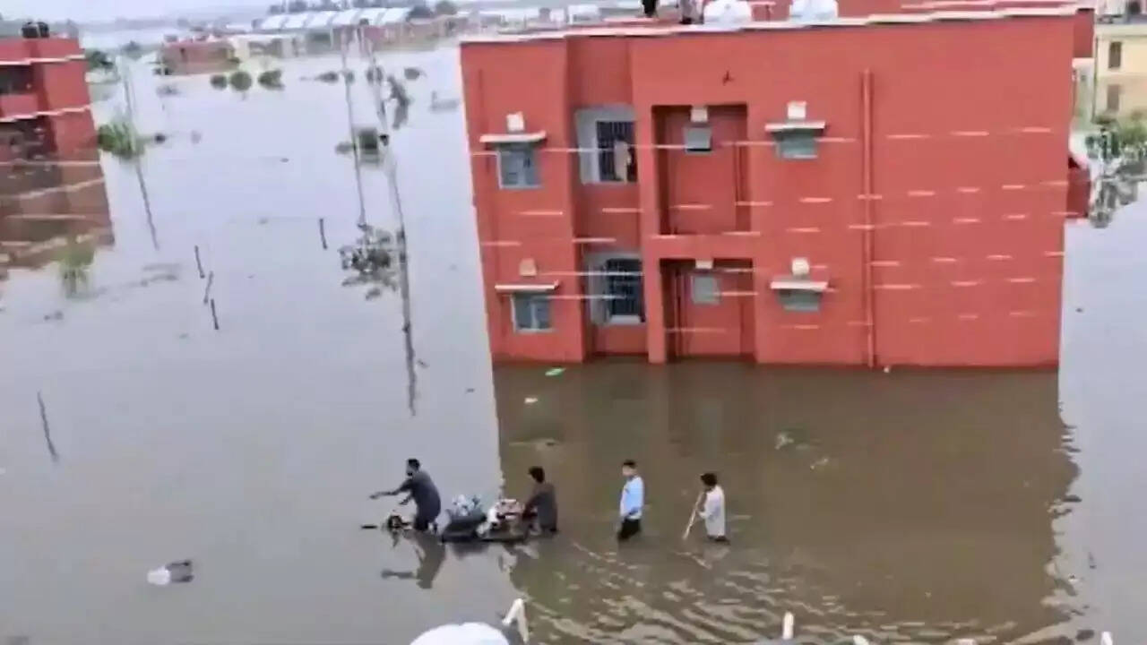 पंजाब में बाढ़ का कहर: स्कूल में फंसे छात्रों की बचाव कार्य जारी