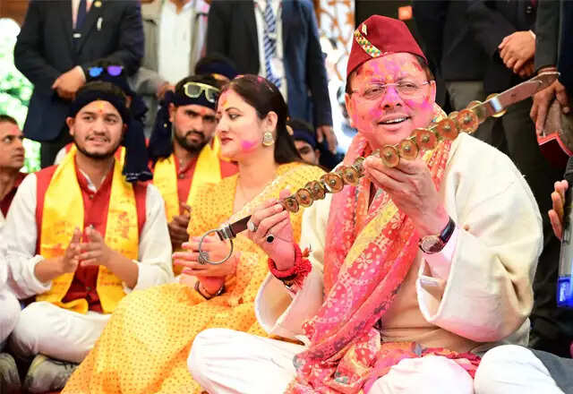 उत्तराखंड में होली मिलन समारोह: मुख्यमंत्री ने लोक संस्कृति का जश्न मनाया