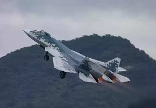 दुबई एयर शो 2025 में रूसी सुखोई Su-57 और कामोव Ka-52 का शानदार प्रदर्शन