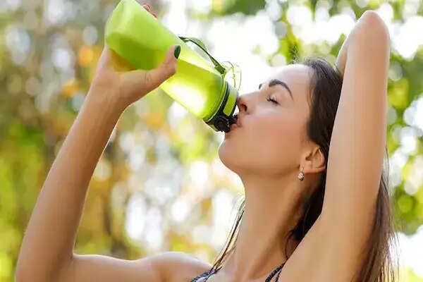 गर्मी में पानी पीने के सही तरीके: स्वास्थ्य विशेषज्ञों की सलाह